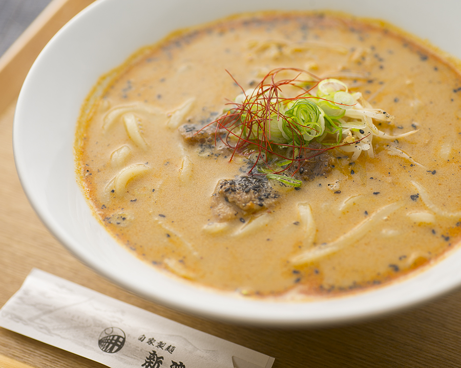 無添加白味噌の神戸牛すじの担々うどん